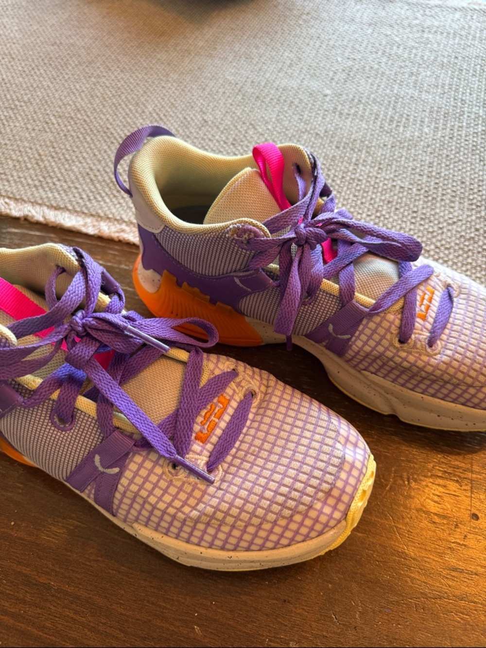 Women’s size 6 Nike LeBron witness 7 basketball shoe